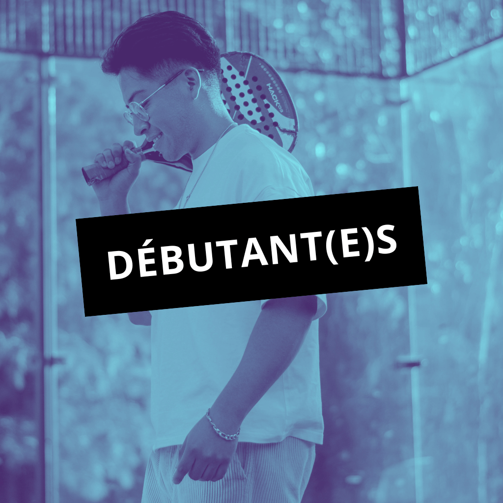 Un joueur débutant le padel dans une ambiance conviviale à Toulouse